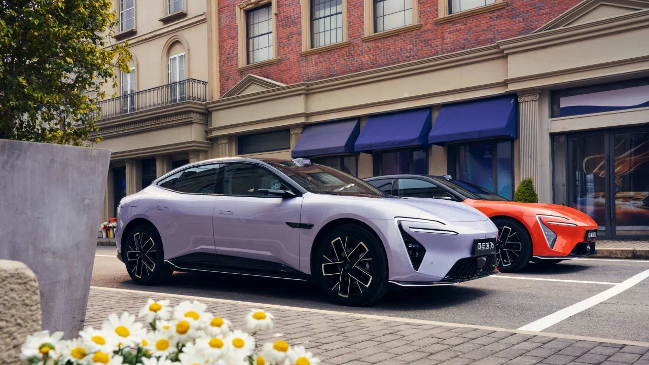 2025 Avatr 06 Mid-Size Luxury Electric Sedan - LUM