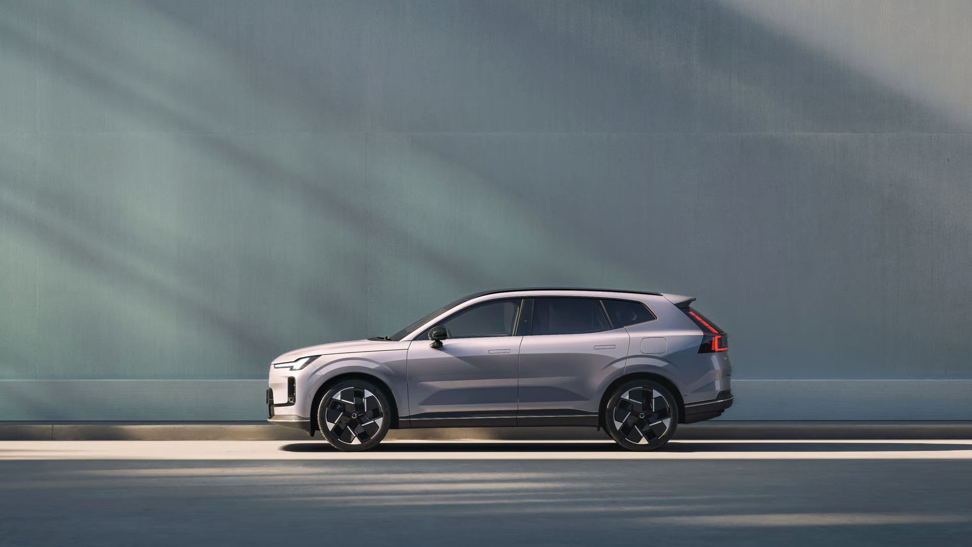 2026 Volvo XC70 Mid-Size Luxury Plug-in Hybrid SUV - LUM