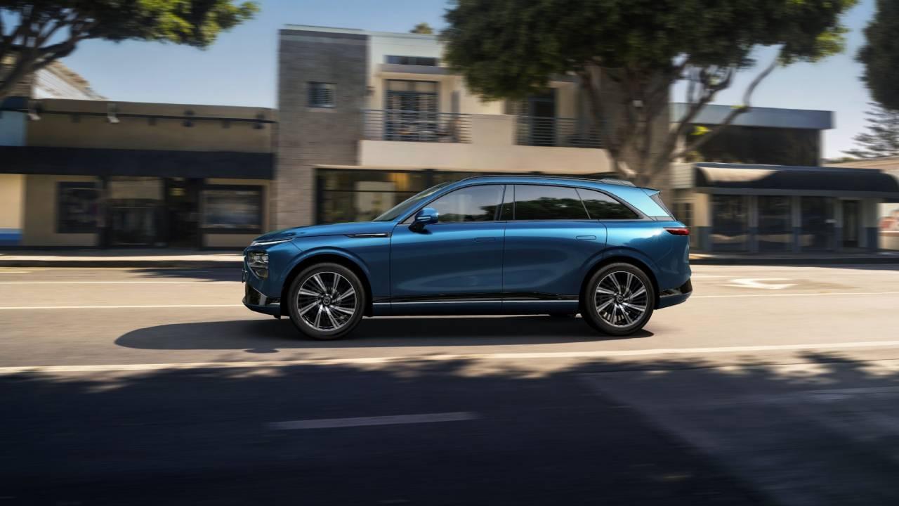 2025 XPeng G9 Mid-Size Luxury Electric SUV LUM